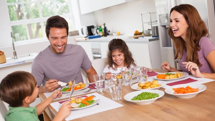 familia-almuerzo-alimento-saludable